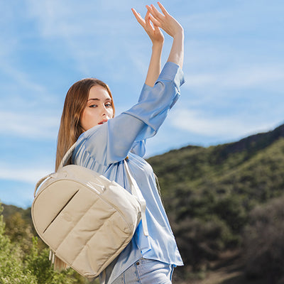 Heys Puffer Backpack Off White – lifestyle pohled