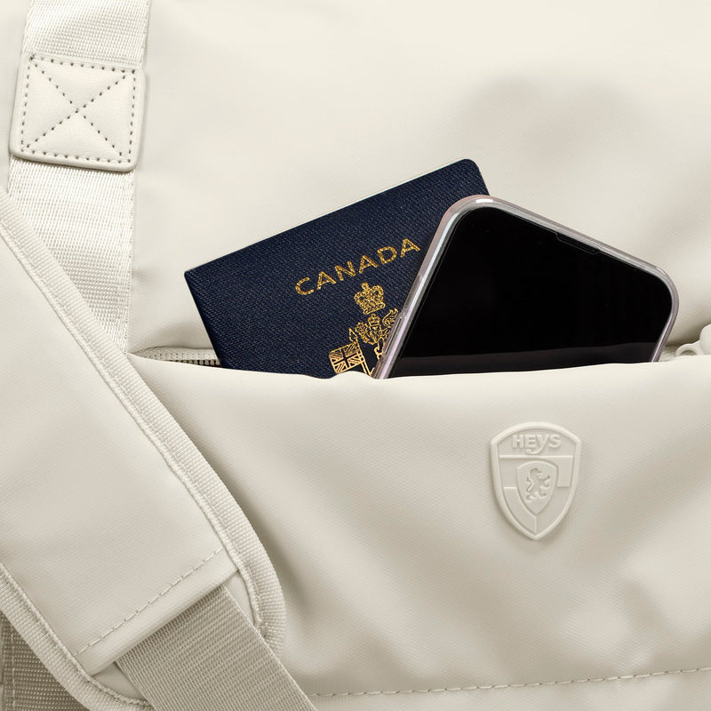 Heys Puffer Duffel Off White – přední skrytá kapsa